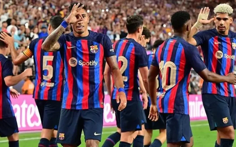 تفاصيل عرض برشلونة لضم نجم الأهلي حمزة عبدالكريم